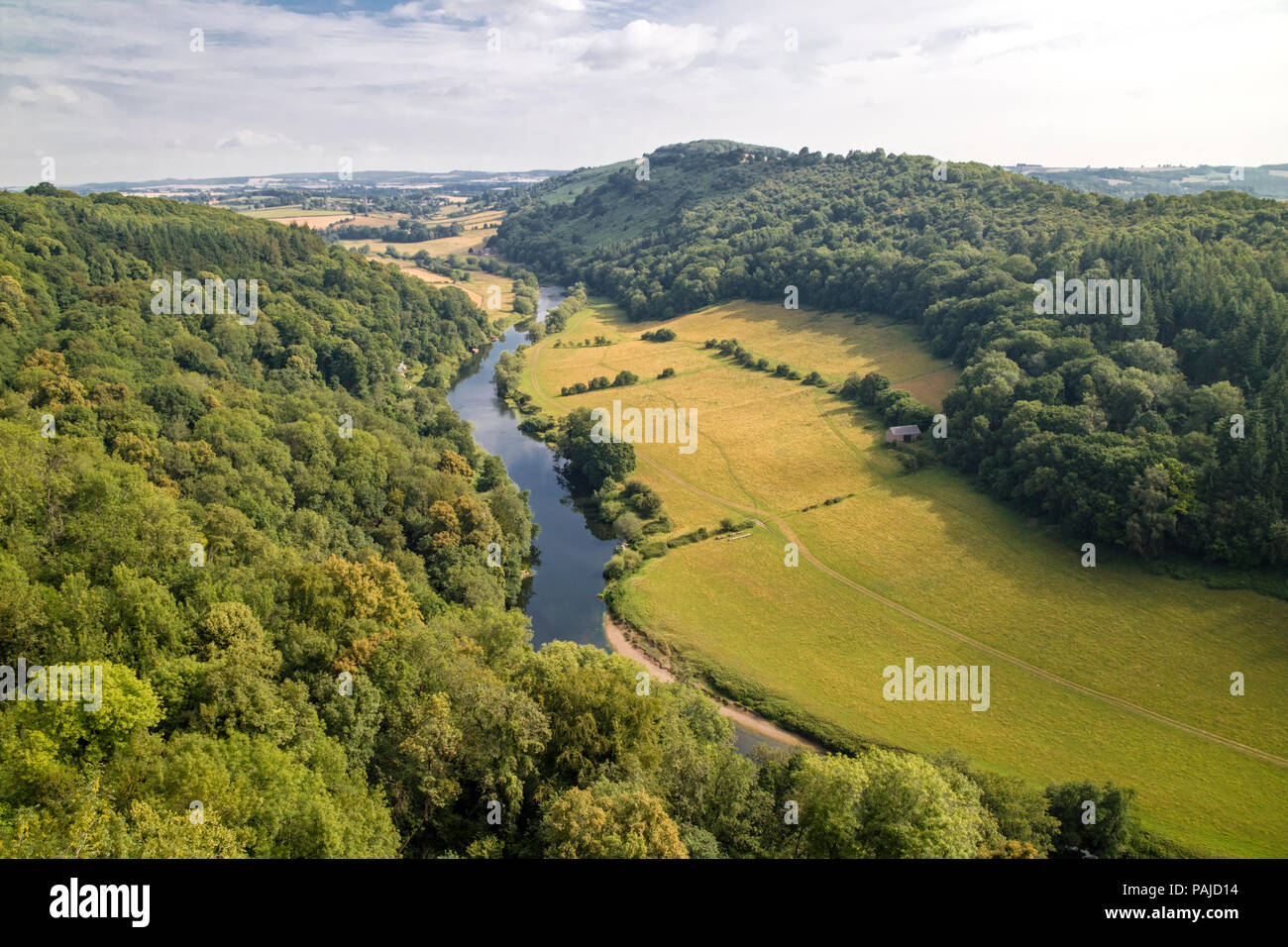 Una vista sobre el río Wye en Symonds Yat Rock, Herefordshire, Inglaterra, Reino Unido. Foto de stock