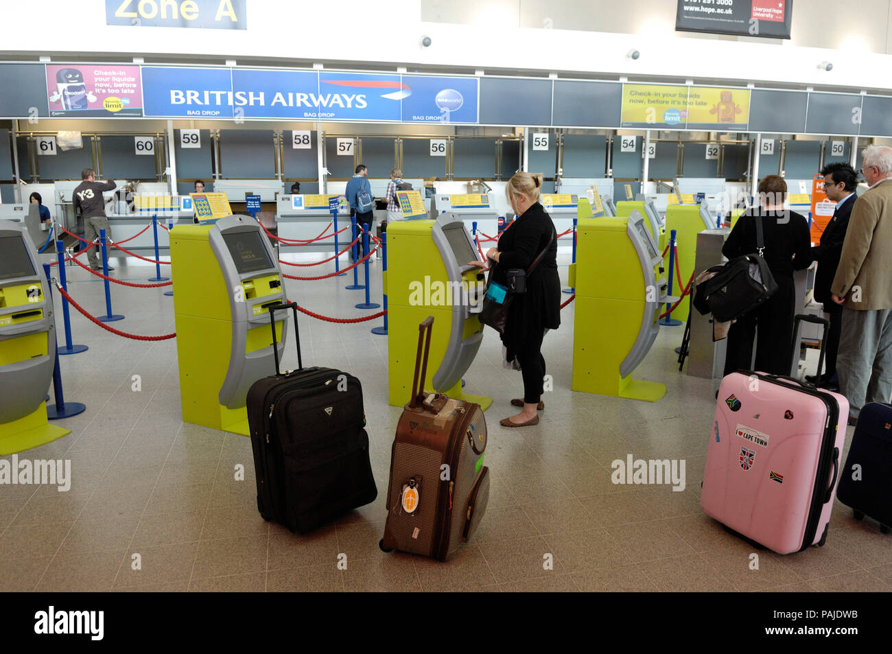 Los pasajeros facturar en British Airways pantallas de autofacturación administrado por en Manchester Airport Terminal3, IBM N Series quioscos Fotografía de - Alamy