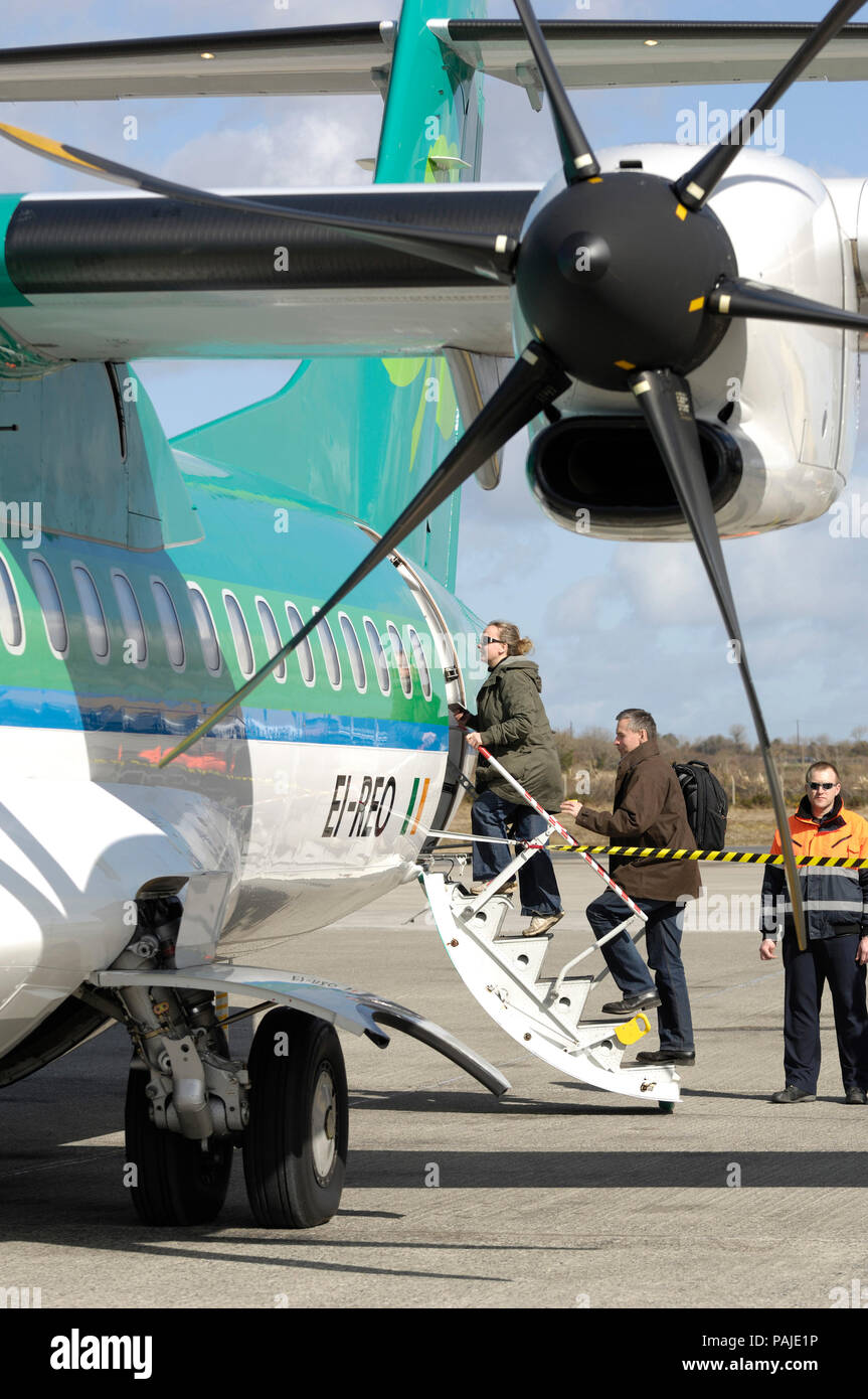 y Pratt & Whitney Canada PW127F de admisión del motor y los pasajeros con equipaje de mano de embarque por la puerta trasera de Aer Lingus Regional - Aer AR Fotografía