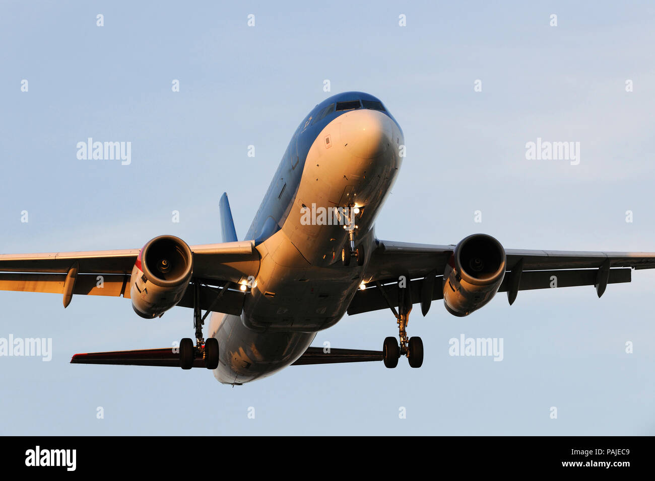 Imc Airbus A320 en la última aproximación a Heathrow Foto de stock