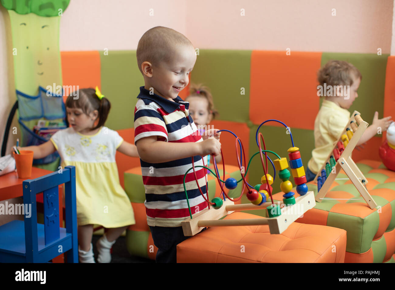 Un grupo de niños jugando en el jardín de infantes o guardería Foto de stock