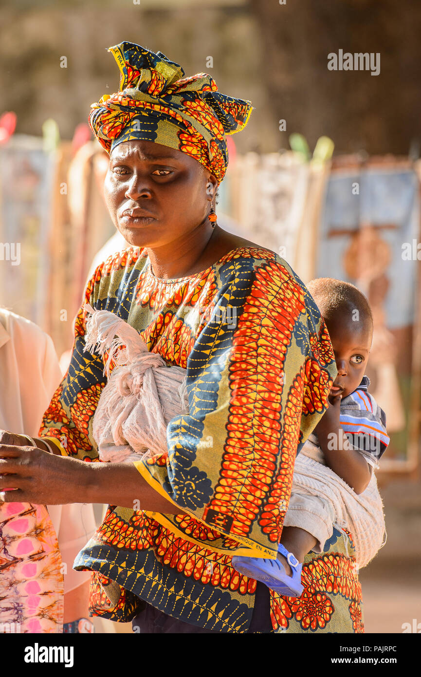 BANJUL, Gambia - Mar 14, 2013: No Identificados lwoman gambiano en colores  brillantes ropa en Gambia, Mar 14, 2013. Los principales grupos étnicos en  Gambia es el Mandi Fotografía de stock - Alamy