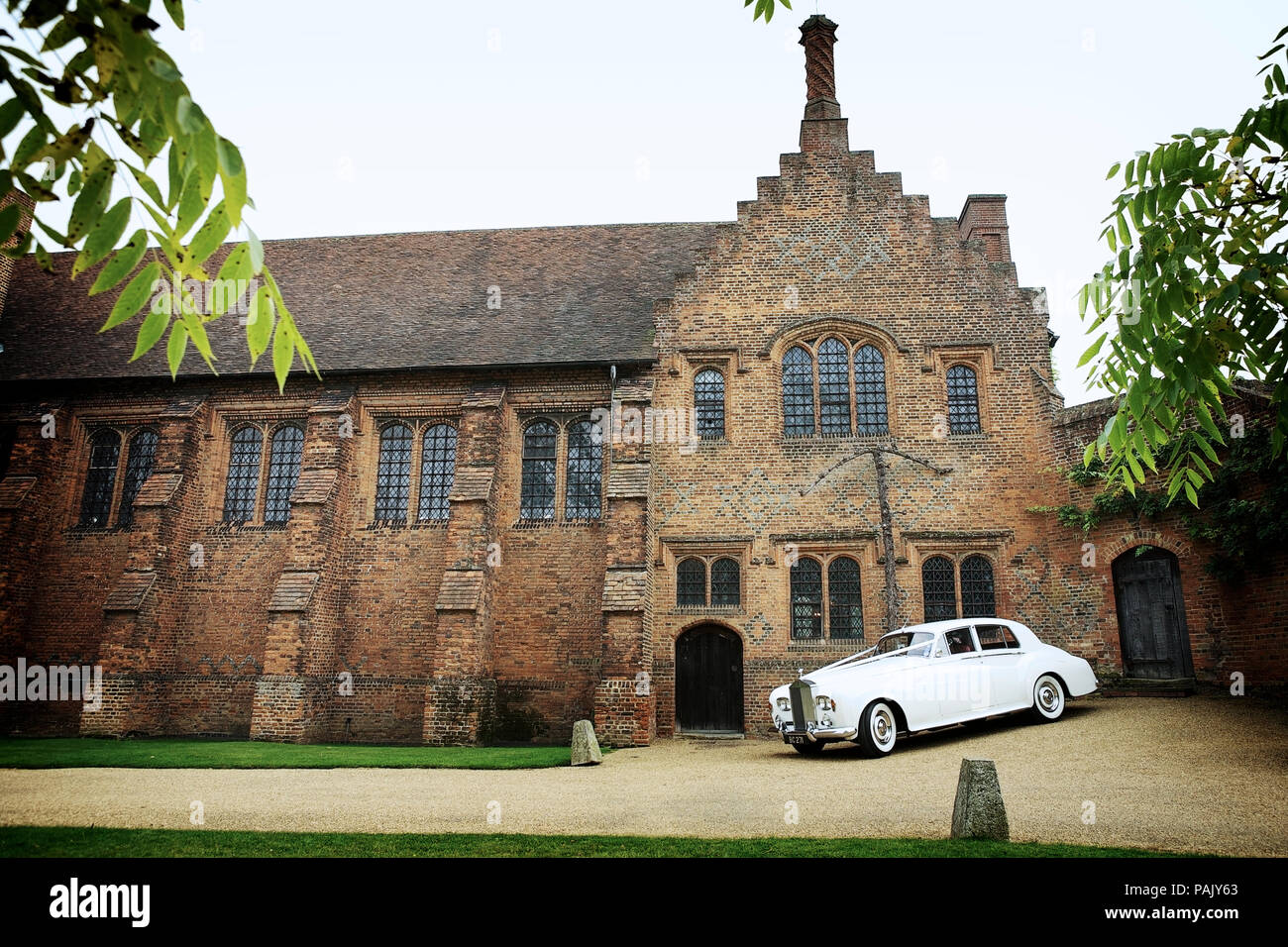 El Palacio Viejo, Hatfield House, Hertfordshire, Reino Unido. Con Rolls Royce blanco coche nupcial. Foto de stock