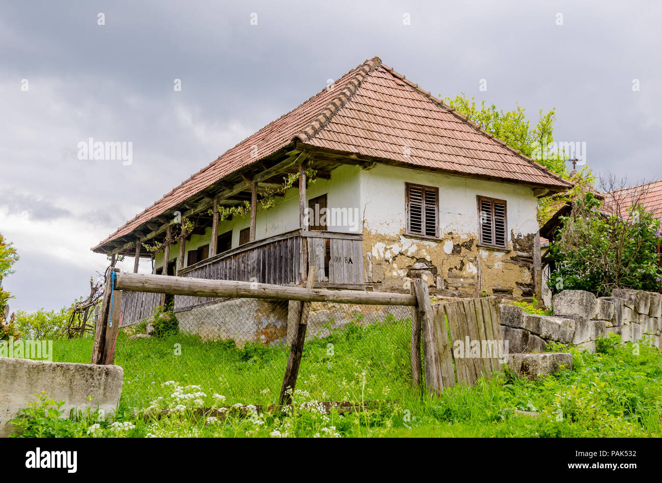 Tradicional casa de adobe de Transilvania abandonada en una zona rural con una triste mirada degradante Foto de stock