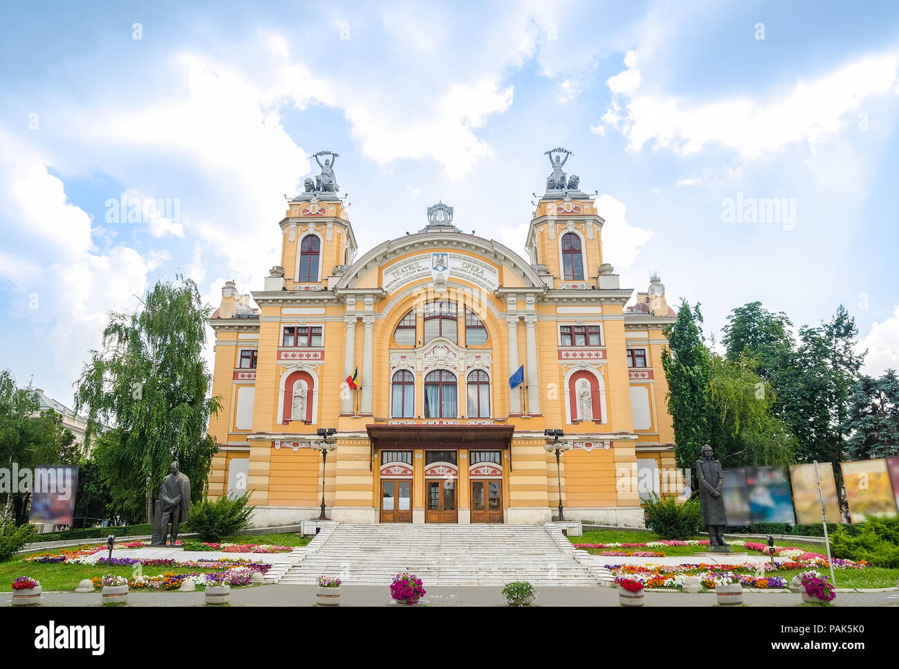CLUJ-NAPOCA, Rumania - 24 de julio de 2015: Cluj-Napoca Teatro Nacional y la Ópera, en el centro de la ciudad construido en 1906 en un neobarroco architectura Foto de stock