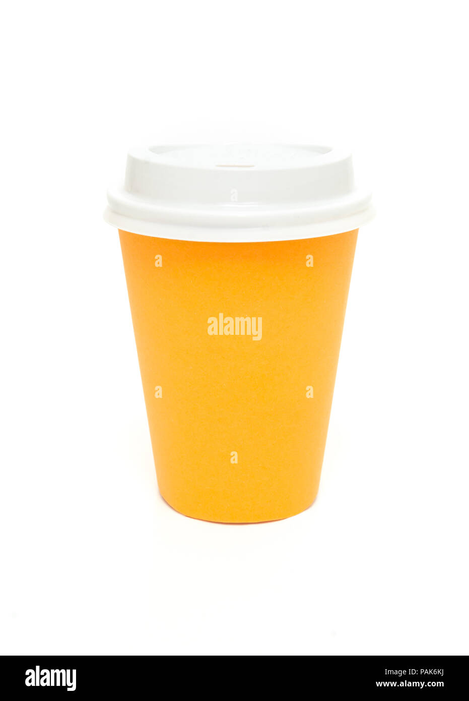 Naranja para ir a llevar la taza de café sobre fondo blanco. Foto de stock