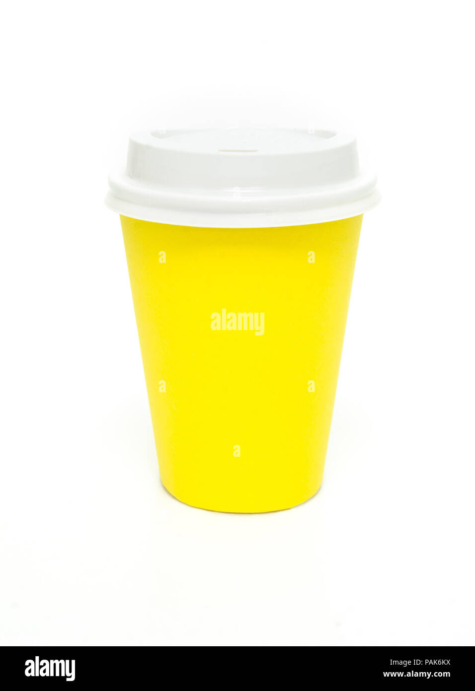 Amarillo a ir para llevar la taza de café de papel en blanco Foto de stock