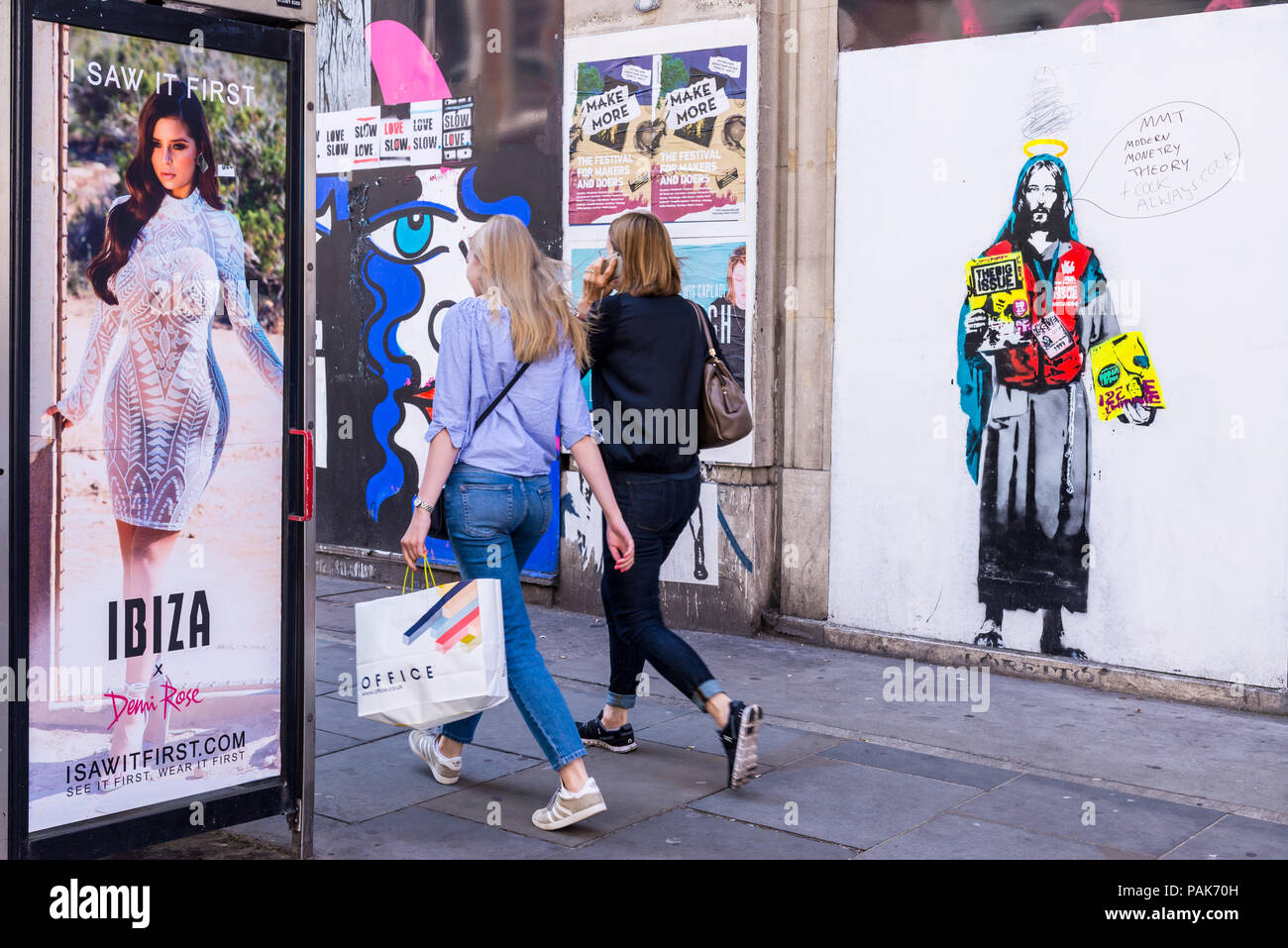 Arte en la calle en Soho - Nuevo trabajo de Loreto: Jesucristo representado como una calle desamparados gran asunto vendedor Foto de stock