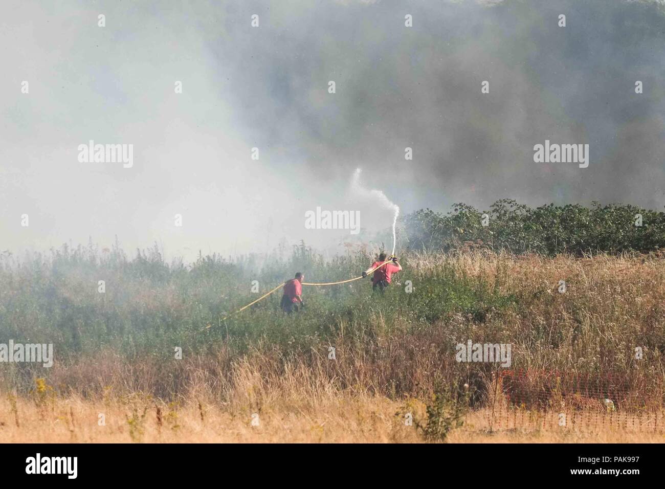 Londres, Reino Unido. El 23 de julio de 2018.A 20 bomberos y alrededor de 125 bomberos afrontar un incendio de pasto en Woolwich común ja ja off road. Crédito : Claire Doherty/Alamy Live News Foto de stock