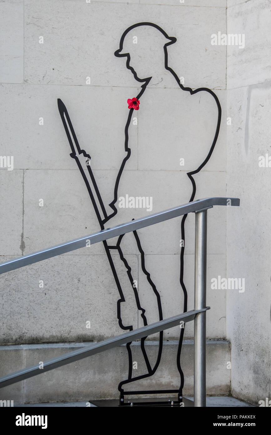 Londres, Reino Unido. El 24 de julio de 2018. La silueta de la Primera Guerra Mundial Tommy con una sola amapola roja en el Ministerio de Defensa en Londres central, parte de un proyecto de "recordar". Crédito: David Rowe/Alamy Live News Foto de stock