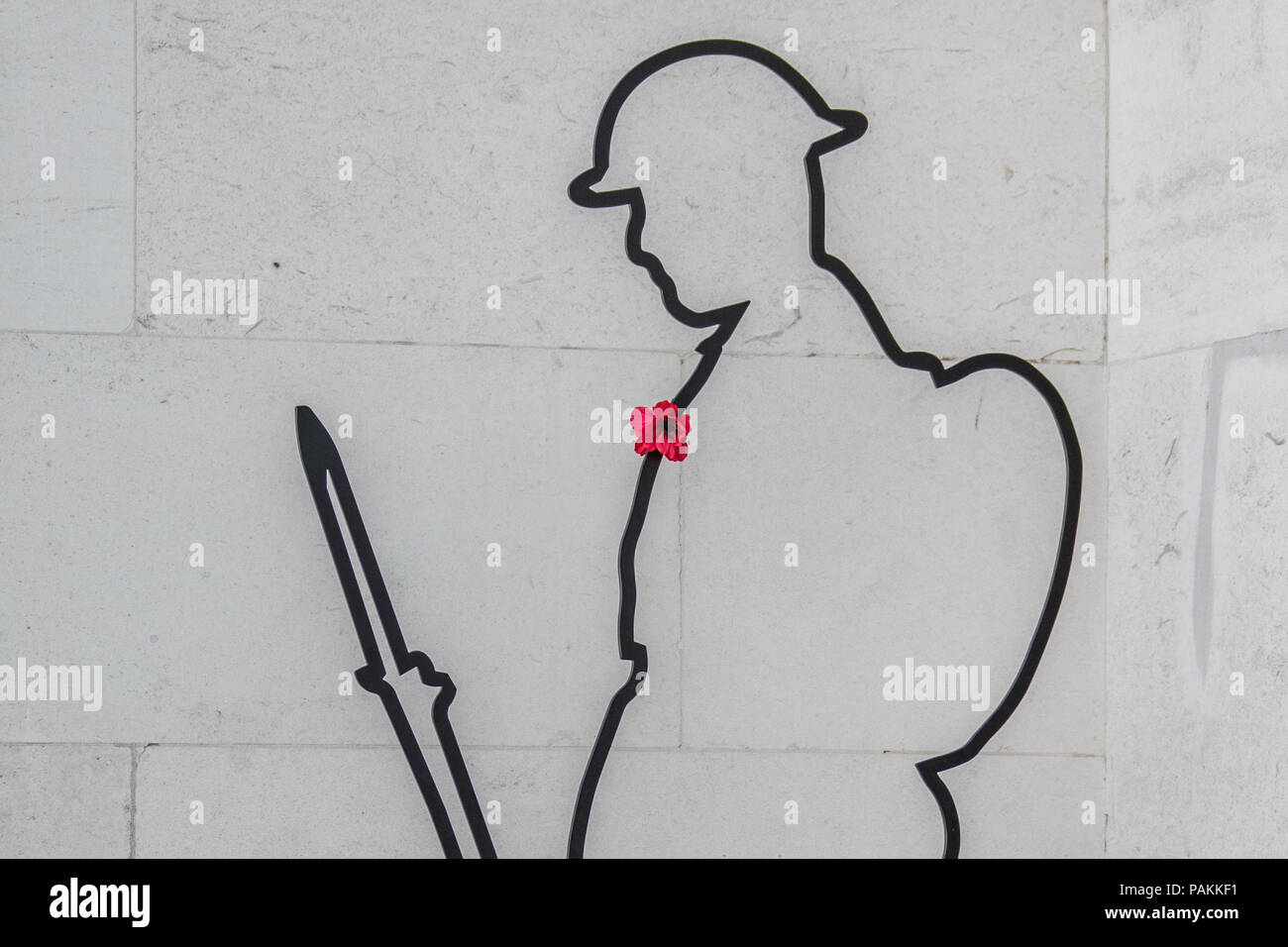 Londres, Reino Unido. El 24 de julio de 2018. La silueta de la Primera Guerra Mundial Tommy con una sola amapola roja en el Ministerio de Defensa en Londres central, parte de un proyecto de "recordar". Crédito: David Rowe/Alamy Live News Foto de stock