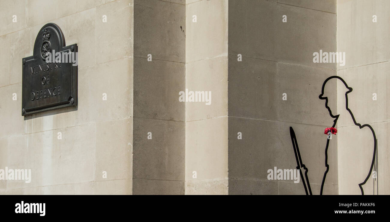 Londres, Reino Unido. El 24 de julio de 2018. La silueta de la Primera Guerra Mundial Tommy con una sola amapola roja en el Ministerio de Defensa en Londres central, parte de un proyecto de "recordar". Crédito: David Rowe/Alamy Live News Foto de stock