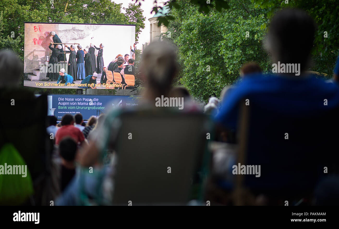 Stuttgart, Alemania. 24 de julio de 2018. Los visitantes pueden ver una transmisión en vivo de Vincenzo Bellini's 'Die Puritaner' (I Puritani) de la Ópera de Stuttgart durante la ceremonia al aire libre "Oper am See' (lit. opera en el lago). Crédito: Sebastian Gollnow/dpa/Alamy Live News Foto de stock