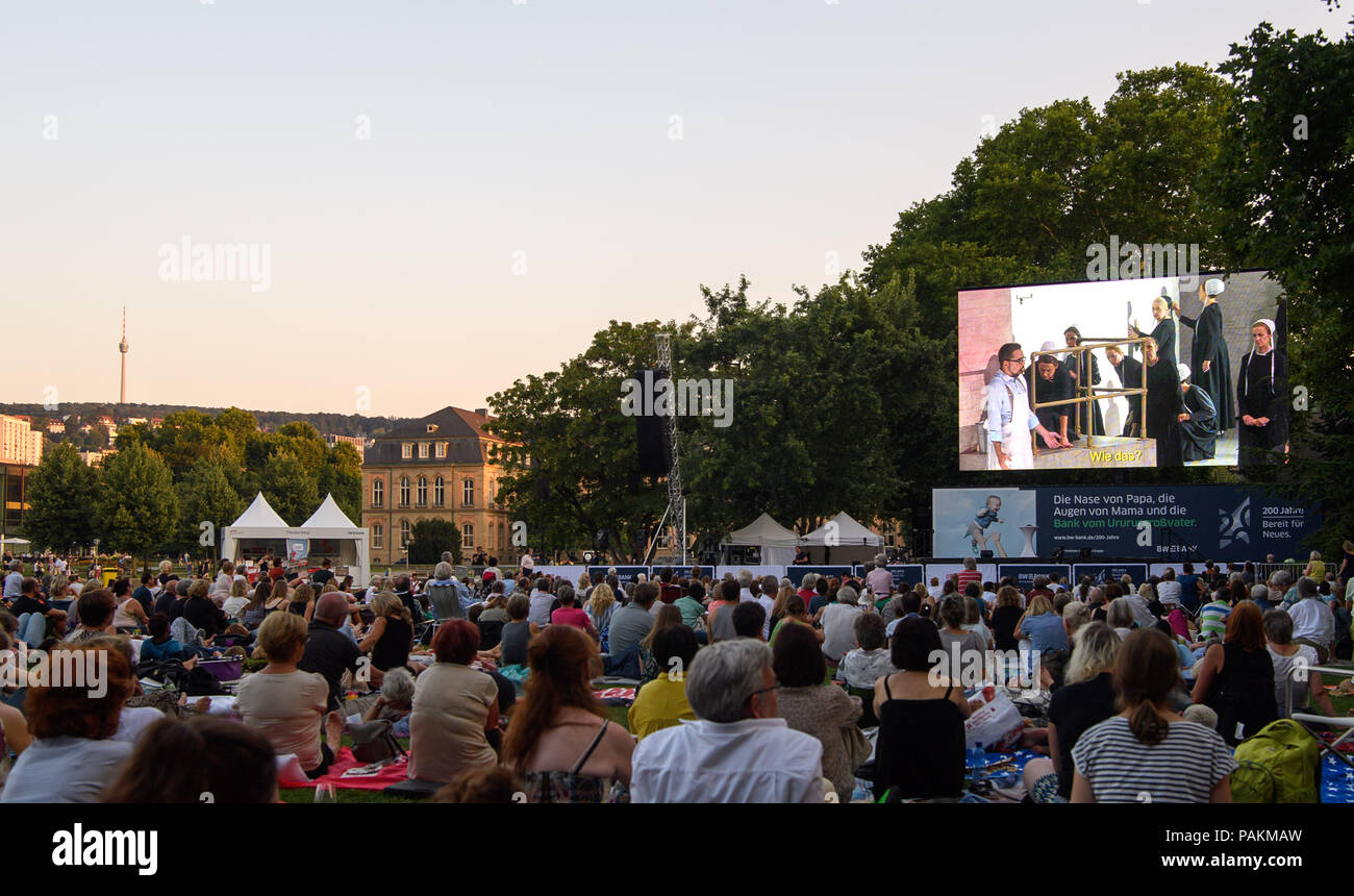 Stuttgart, Alemania. 24 de julio de 2018. Los visitantes pueden ver una transmisión en vivo de Vincenzo Bellini's 'Die Puritaner' (I Puritani) de la Ópera de Stuttgart durante la ceremonia al aire libre "Oper am See' (lit. opera en el lago). Crédito: Sebastian Gollnow/dpa/Alamy Live News Foto de stock