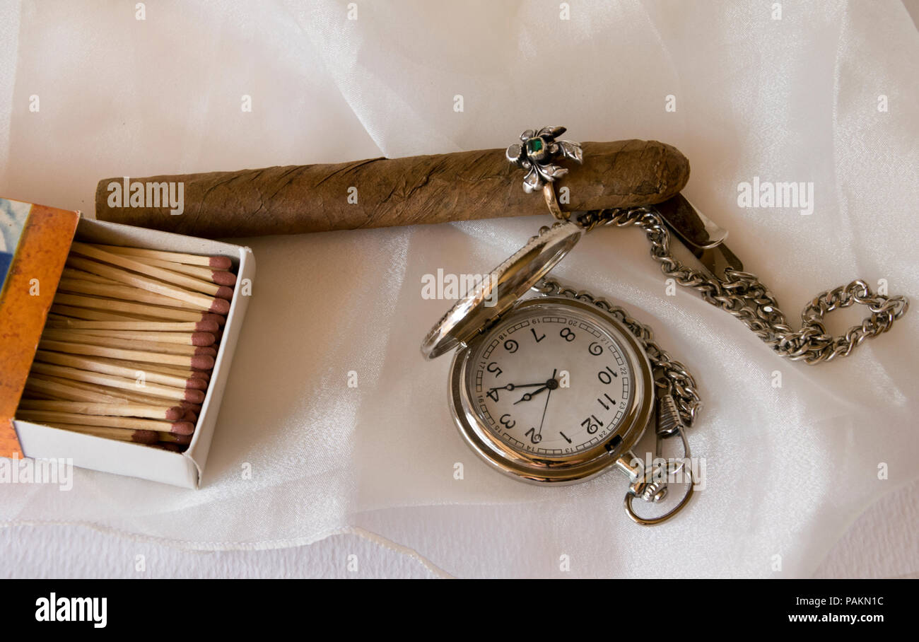 Cigarro con un anillo en lugar de vitola y un reloj de bolsillo Fotografía  de stock - Alamy