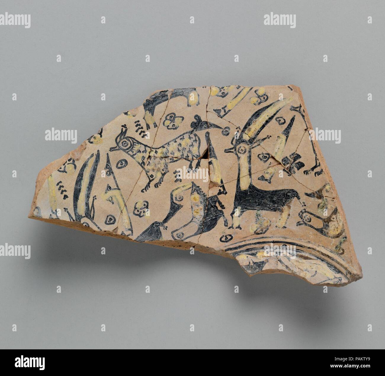 Buff dos fragmentos de cerámica con decoración de animales. Dimensiones: W.  6 1/4 pulg. (15,9 cm) L. 4. (10,2 cm). Fecha: 9º siglo. La buff arcilla  tejido utilizado para hacer este buque
