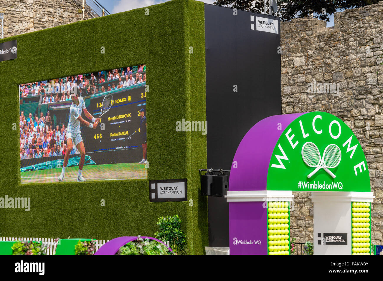 Gran pantalla de visualización pública de Wimbledon en el Westquay explanada a lo largo de las murallas de la vieja ciudad en Southampton durante julio de 2018, Inglaterra, Reino Unido. Foto de stock