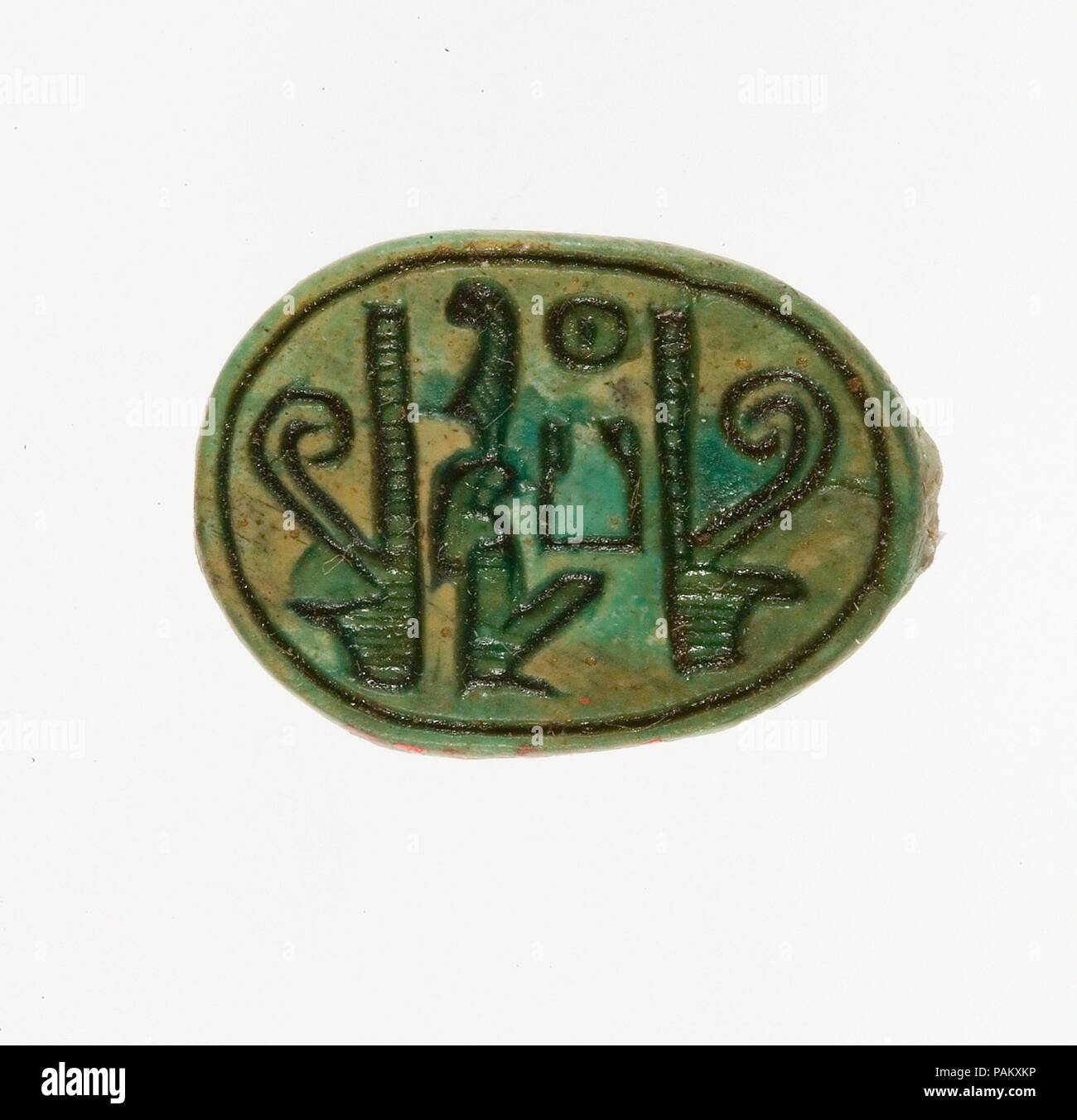 Inscrita con el nombre de escarabajo Maatkare (Hatshepsut) flanqueado por dos coronas de color rojo. Dimensiones: L. de 1.9 cm (3/4 pulg.); W. 1,4 cm (9/16 pulg.). Dinastía: Dinastía 18, temprano. Reinado: Articulación reinado de Hatshepsut y Thutmosis III. Fecha: ca. 1479-1458 A.C. Durante la temporada 1926-1927 excavaciones, el Museo Egipcio de la expedición descubrieron tres depósitos de la Fundación a lo largo de la pared del gabinete oriental del templo funerario de Hatshepsut en Deir el-Bahri, en el oeste de Tebas. Entre los contenidos fueron 299 escarabajos y juntas de sello. Sesenta y cinco de ellas se encuentran actualmente en el Museo Egipcio, El Cairo, y el resto fueron adquiridos por el Mu Foto de stock