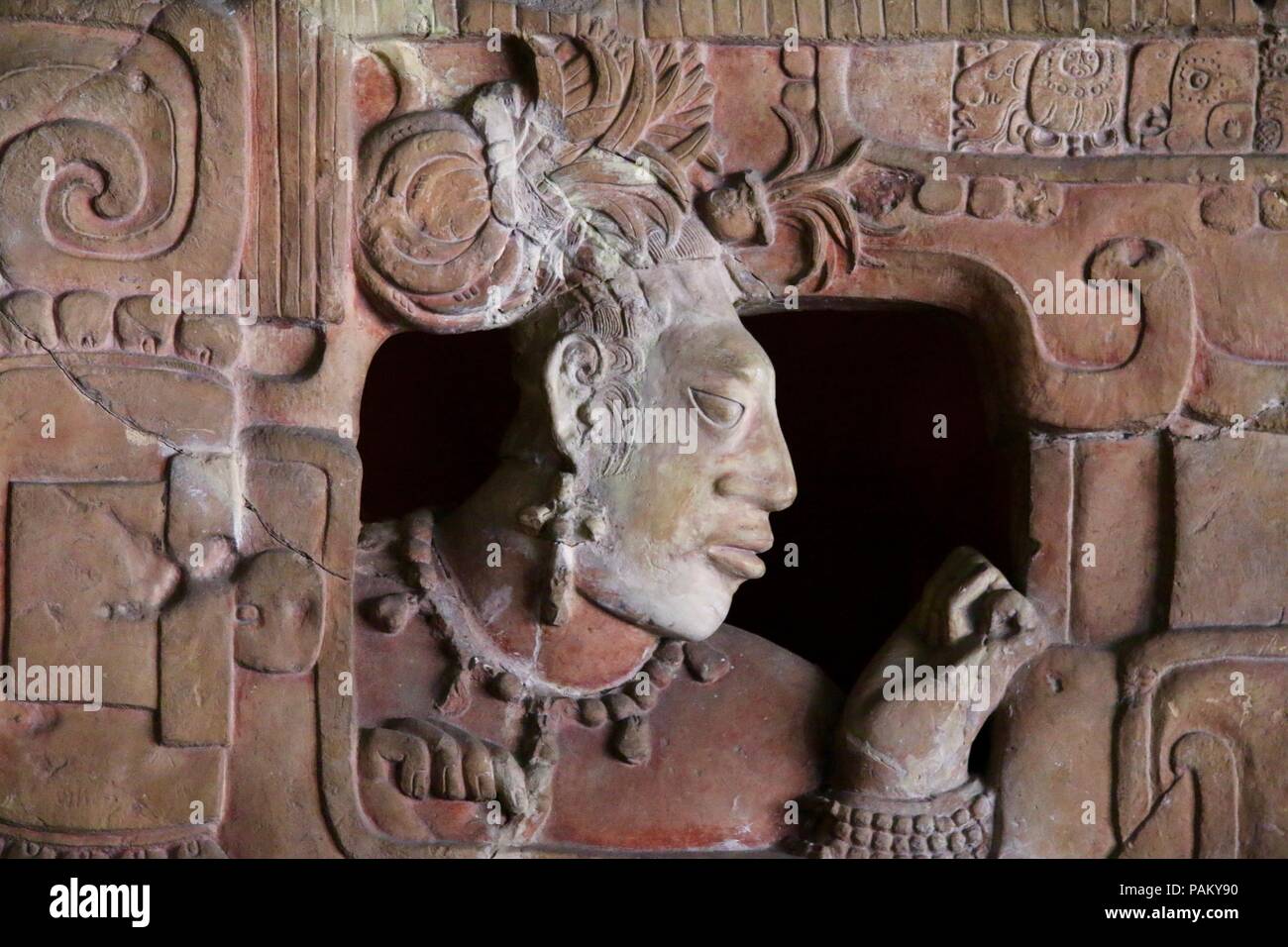 Emperador maya tallada en piedra rosada en Guatemala Foto de stock