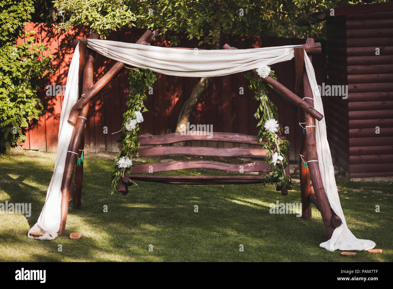 Columpio de madera, decorado con flores y telas para la boda Fotografía de  stock - Alamy