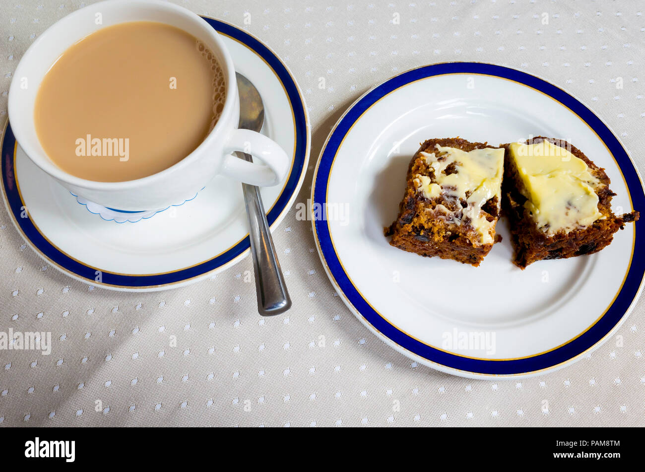 Merienda en E. Botham del famoso Café de Yorkshire en Whitby una taza de té con una rodaja de brack untado con mantequilla un tipo local de rico pastel de frutas Foto de stock