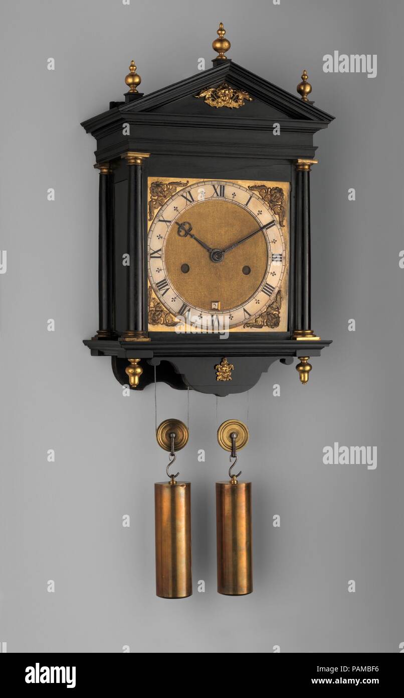 Reloj de pared con capucha con el calendario. Cultura: la británica,  Londres. Dimensiones: total: 19 1/2 × 12 × 7 1/4 in. (49,5 × 30,5 × 18,4  cm); ancho (cardan): 8 1/4". (