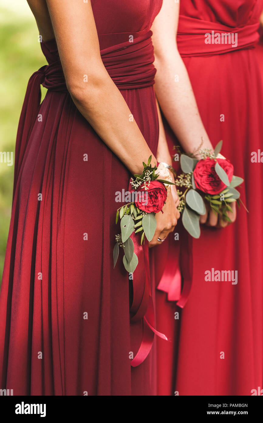 Vestidos de damas de honor rojos fotografías e imágenes de alta resolución - Alamy Vestidos de damas de honor rojos fotografías e imágenes de alta resolución - Alamy