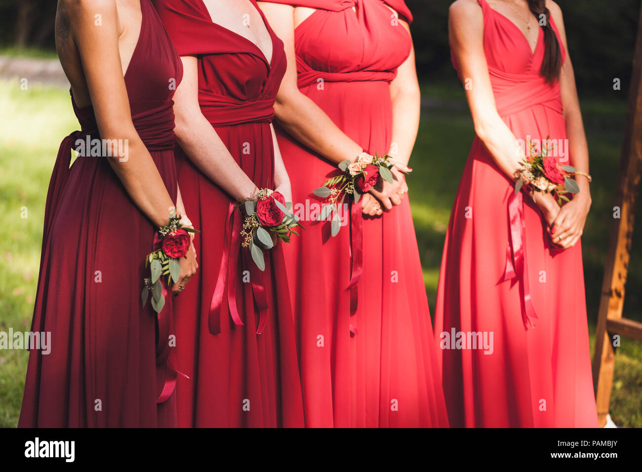 Vestidos de damas de honor rojos fotografías e imágenes de alta resolución  - Alamy