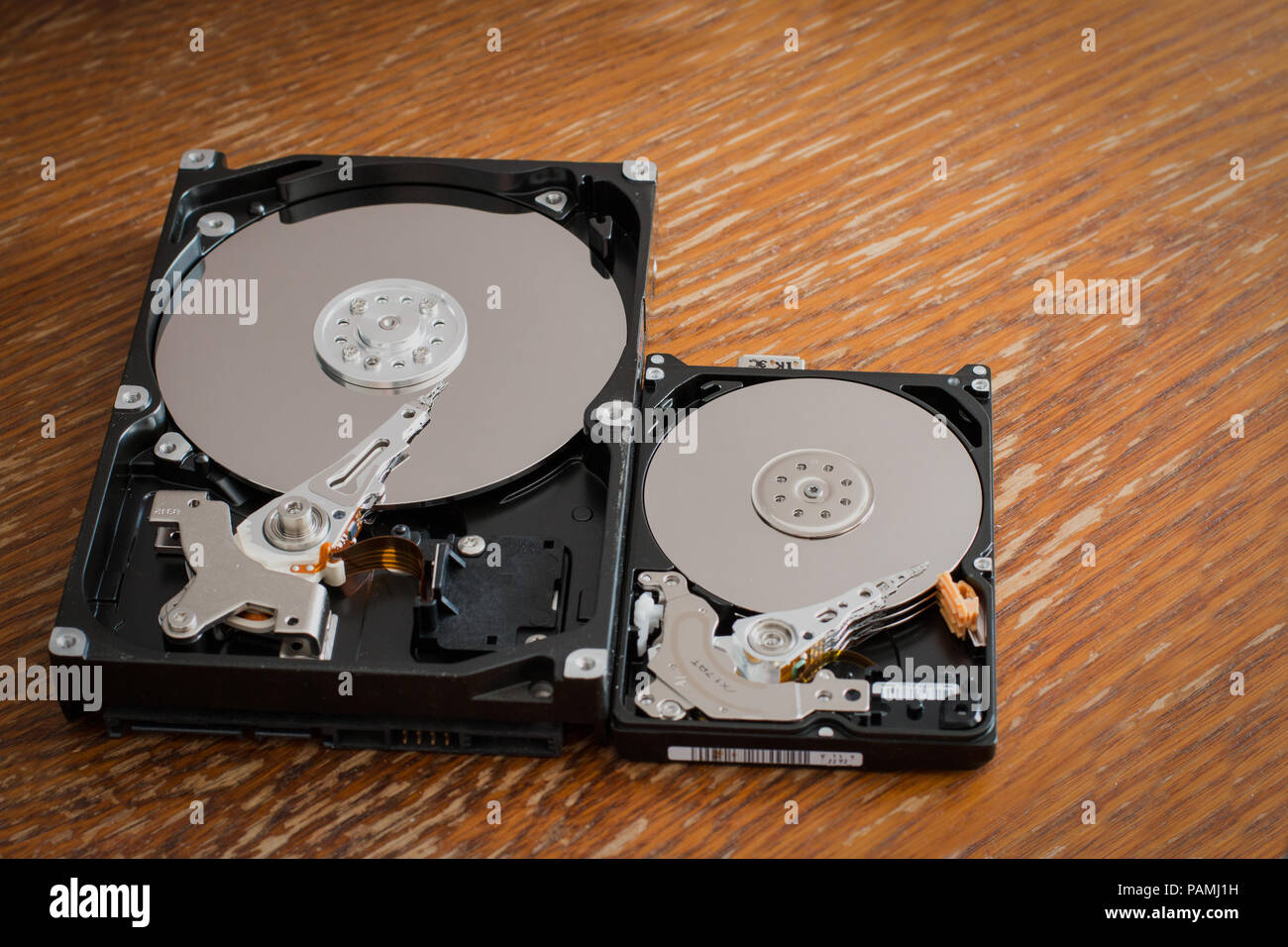 Desmontar las unidades de disco duro sobre una superficie de madera  Fotografía de stock - Alamy