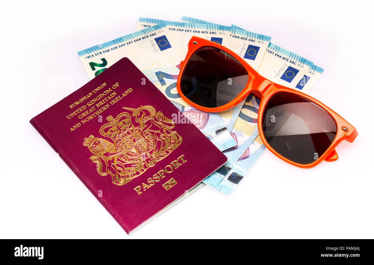 Pasaporte británico con Euros y gafas de sol - holiday dinero Foto de stock