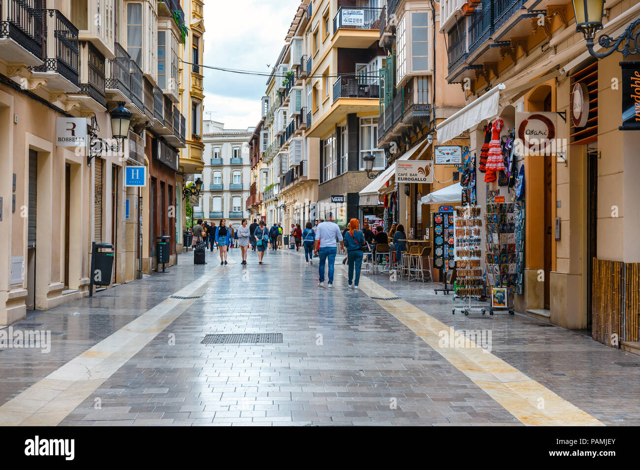Málaga, España, Abril 03, 2018: calle estrecha en el centro histórico de Málaga, donde los turistas buscan para tiendas Fotografía stock - Alamy
