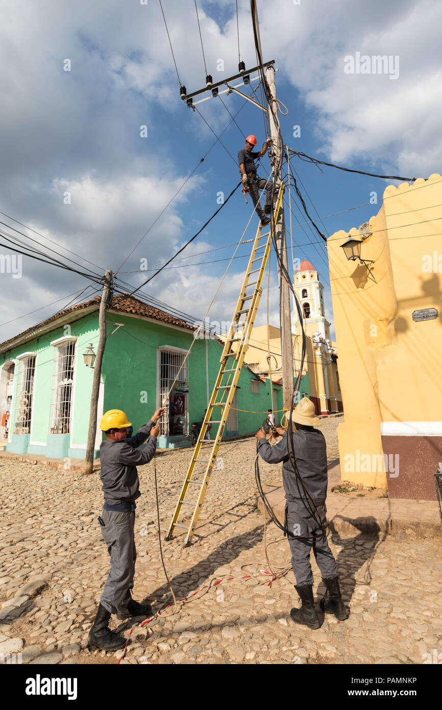 Los trabajadores de servicios públicos ejecuta los cables de alimentación en el sitio del Patrimonio Mundial de la UNESCO la ciudad de Trinidad, Cuba. Foto de stock