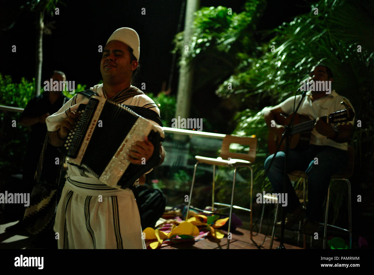 Parranda con indígenas arhuacos cantante y compositor vallenato Rivardo Villafañe Foto de stock