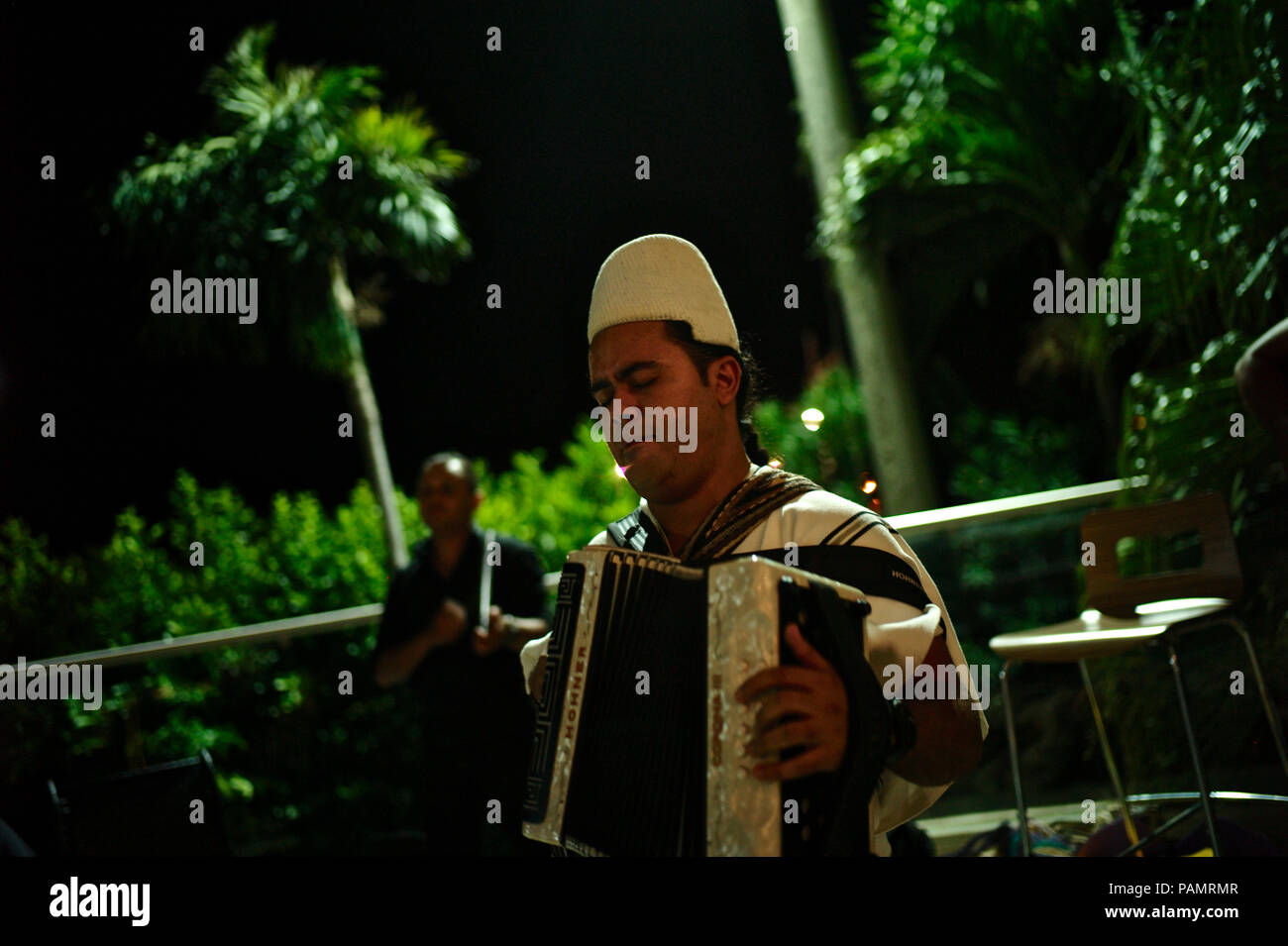 Parranda con indígenas arhuacos cantante y compositor vallenato Rivardo Villafañe Foto de stock