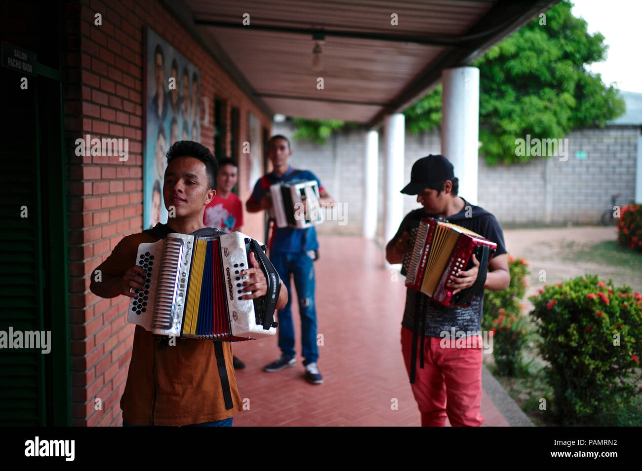 Andrés "Turco" Gil por la academia de acordeón entrena a los niños pequeños en la música de vallenato, muchos de ellos son refugiados de la violencia o que viven en la pobreza Foto de stock