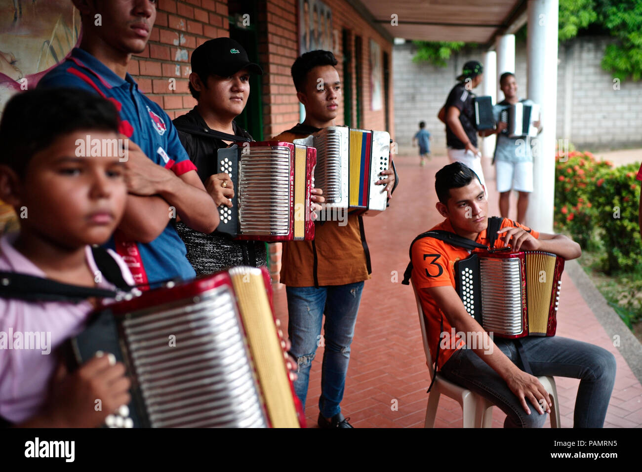 Andrés "Turco" Gil por la academia de acordeón entrena a los niños pequeños en la música de vallenato, muchos de ellos son refugiados de la violencia o que viven en la pobreza Foto de stock