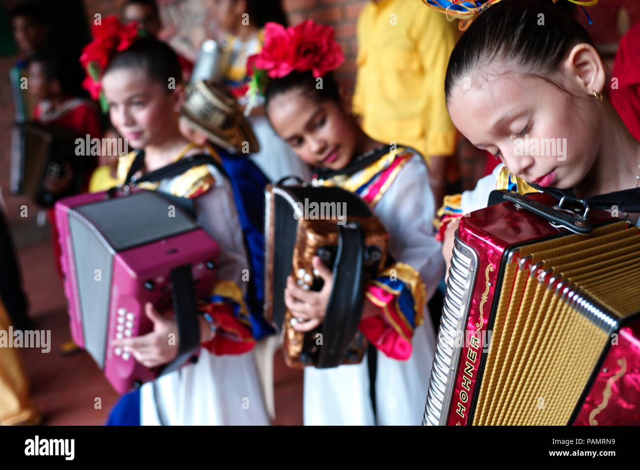 Andrés "Turco" Gil por la academia de acordeón entrena a los niños pequeños en la música de vallenato, muchos de ellos son refugiados de la violencia o que viven en la pobreza Foto de stock