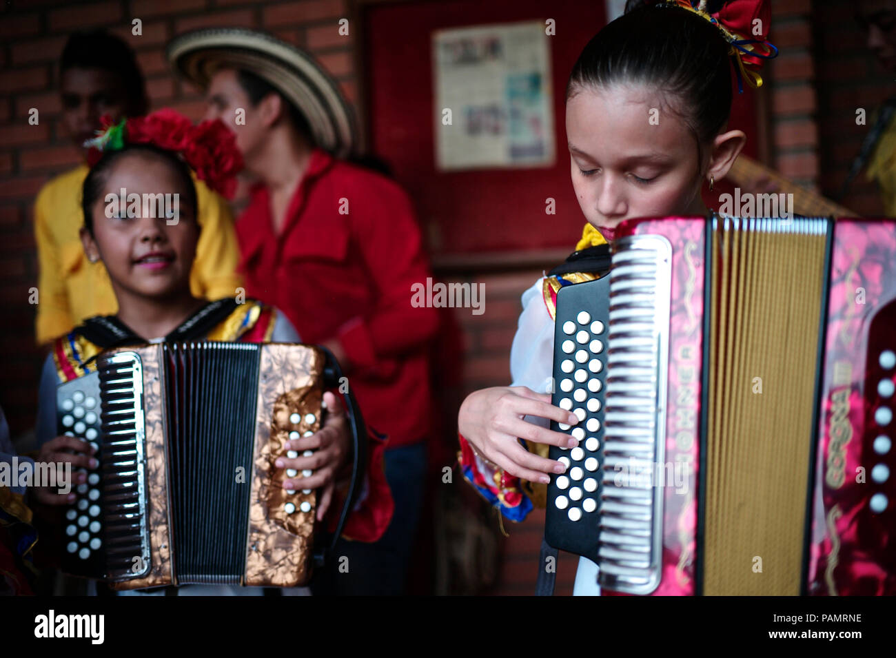Andrés "Turco" Gil por la academia de acordeón entrena a los niños pequeños en la música de vallenato, muchos de ellos son refugiados de la violencia o que viven en la pobreza Foto de stock