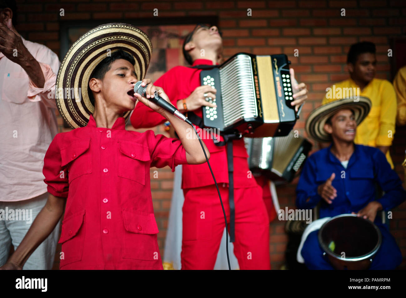 Andrés "Turco" Gil por la academia de acordeón entrena a los niños pequeños en la música de vallenato, muchos de ellos son refugiados de la violencia o que viven en la pobreza Foto de stock
