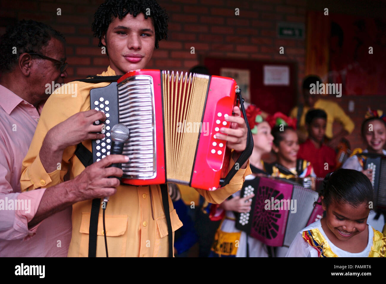 Andrés "Turco" Gil por la academia de acordeón entrena a los niños pequeños en la música de vallenato, muchos de ellos son refugiados de la violencia o que viven en la pobreza Foto de stock