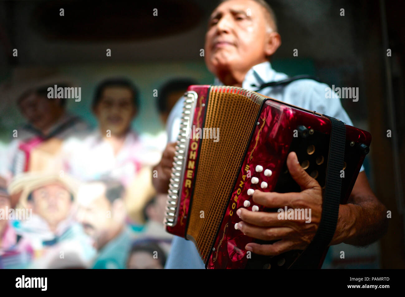 Compositor de vallenato colombiano Beto Murgas en su casa y museo de acordeón Foto de stock
