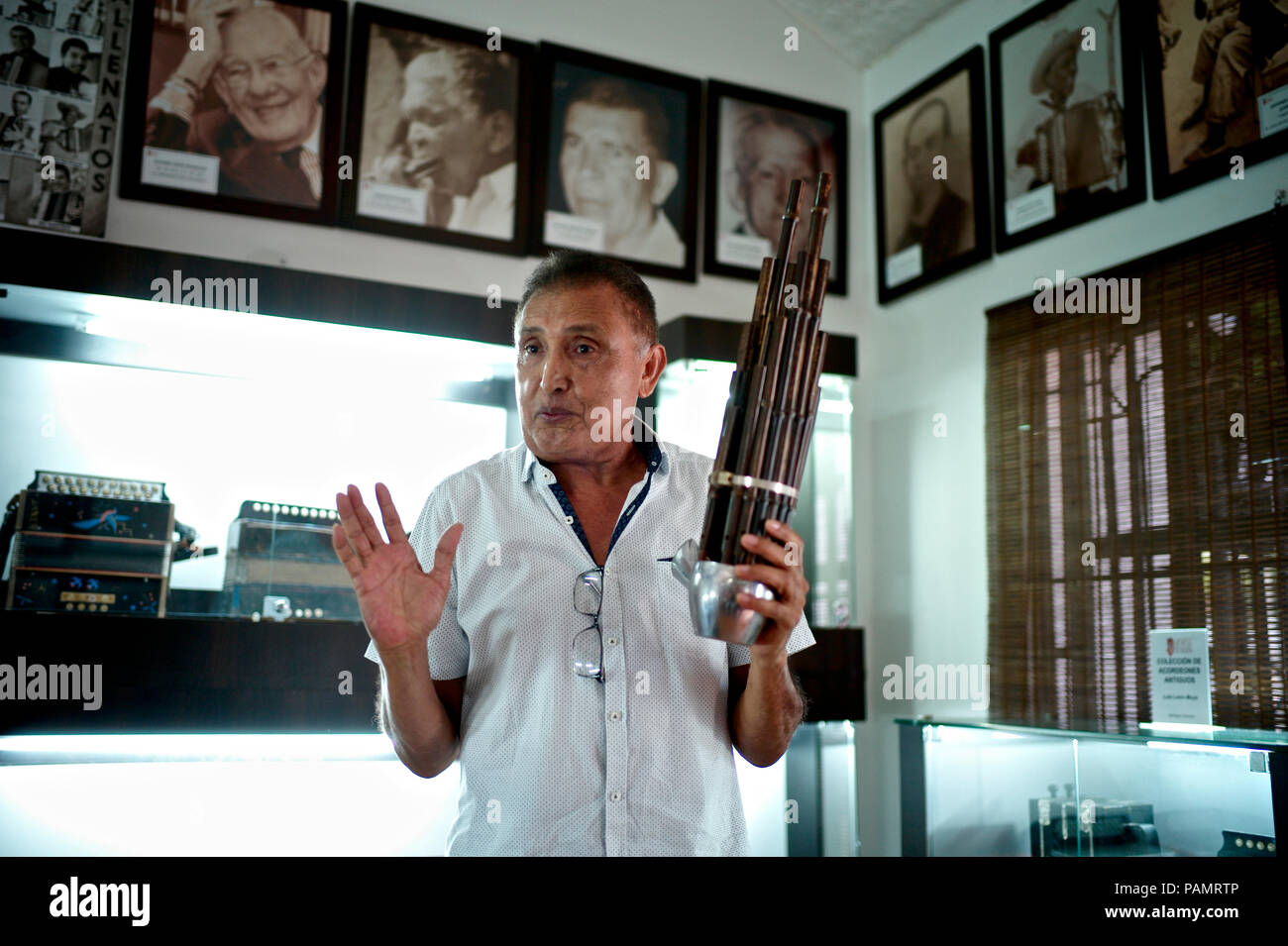 Compositor de vallenato colombiano Beto Murgas en su casa y museo de acordeón, manteniendo la primera libre reed instrumentos desarrollados en China en la segunda milleneum AEC, conocido como Sheng Foto de stock