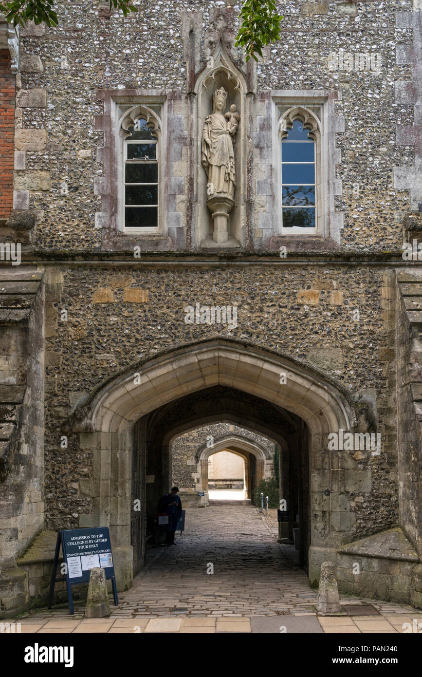 La entrada de Winchester College con letrero con los intervalos de las visitas guiadas, Hampshire, Inglaterra. Foto de stock