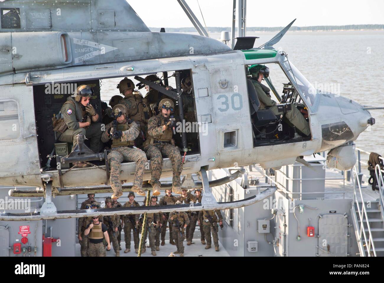 Recon Marines con el Raid Marítima fuerza, 22ª Unidad Expedicionaria de los Infantes de Marina proporcionan seguridad antes de roping rápido de un UH-1 durante una visita, junta, búsqueda e incautación curso en Fort Eustis, Virginia, 13 de julio de 2018. Este curso da la MRF la capacidad de lanzar operaciones VBSS durante la 22ª MEU la próxima implementación. (Ee.Uu. Marine Corps foto por Lance Cpl. Ethan Green Foto de stock