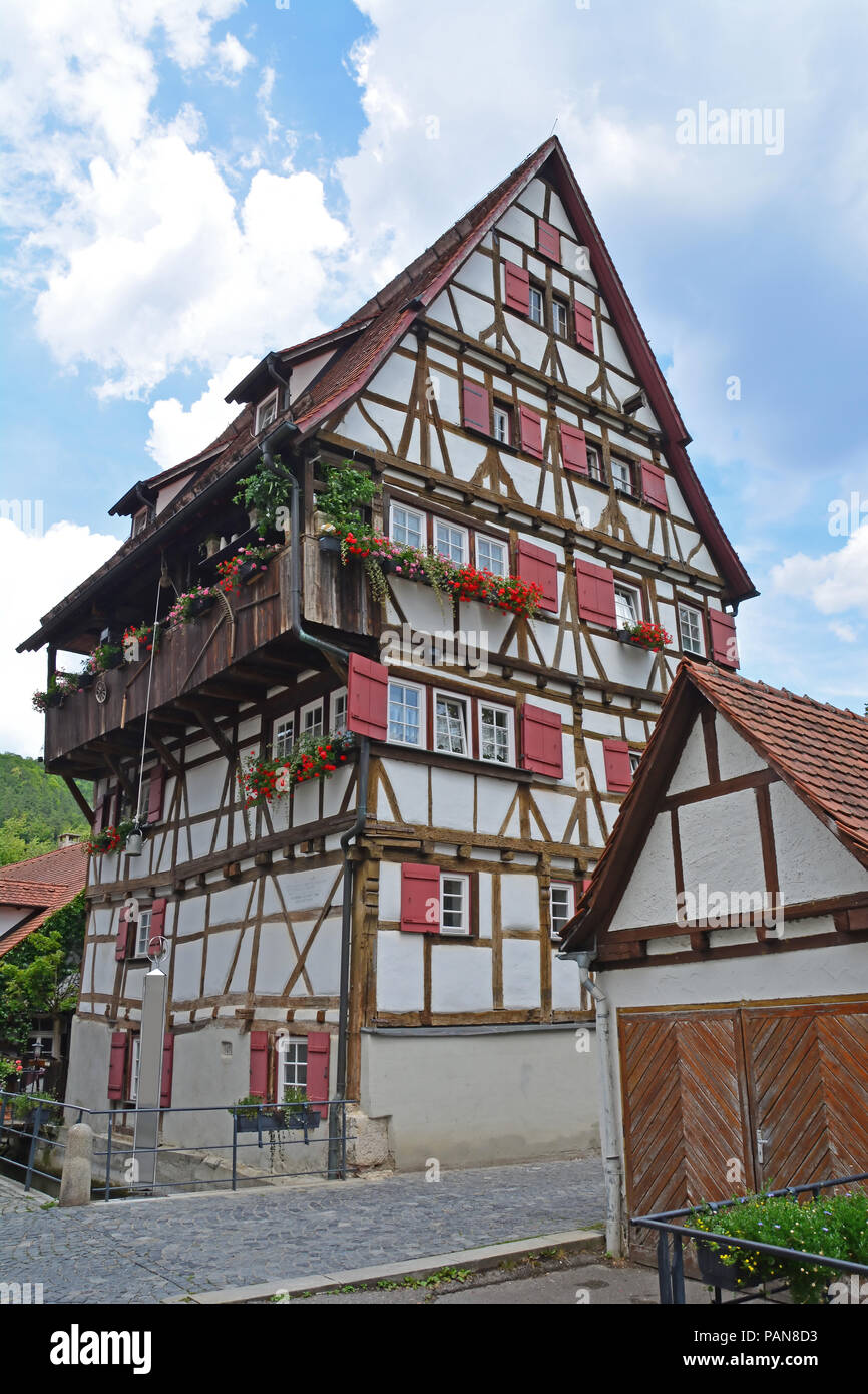 Con entramados de madera de seis pisos casa tradicional en la región de  Suabia Jura alemán. Construido junto a un canal. Una suspensión de la  regadera proporciona el agua para t Fotografía