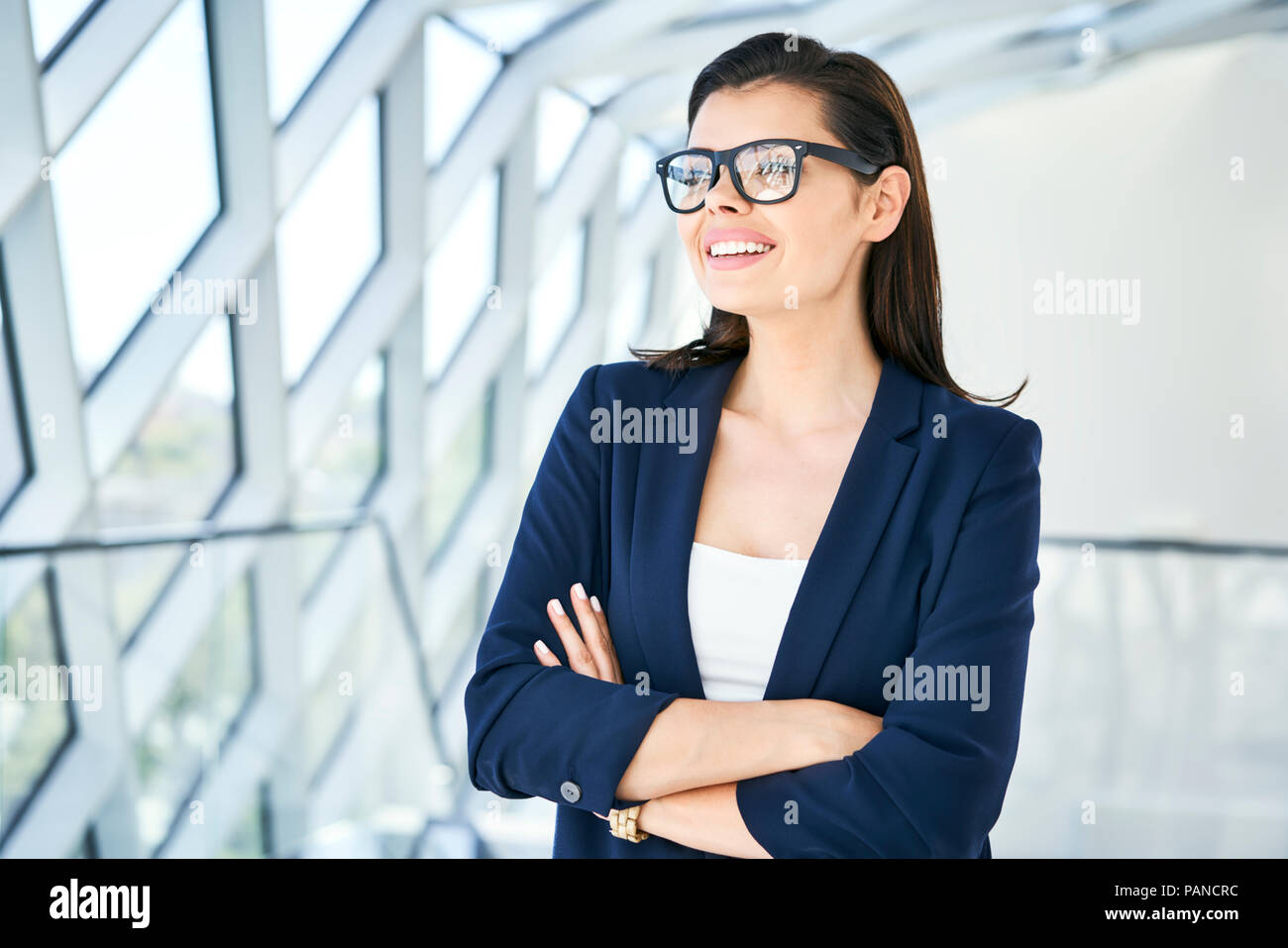 Retrato de la empresaria sonriendo mirando lateralmente Foto de stock