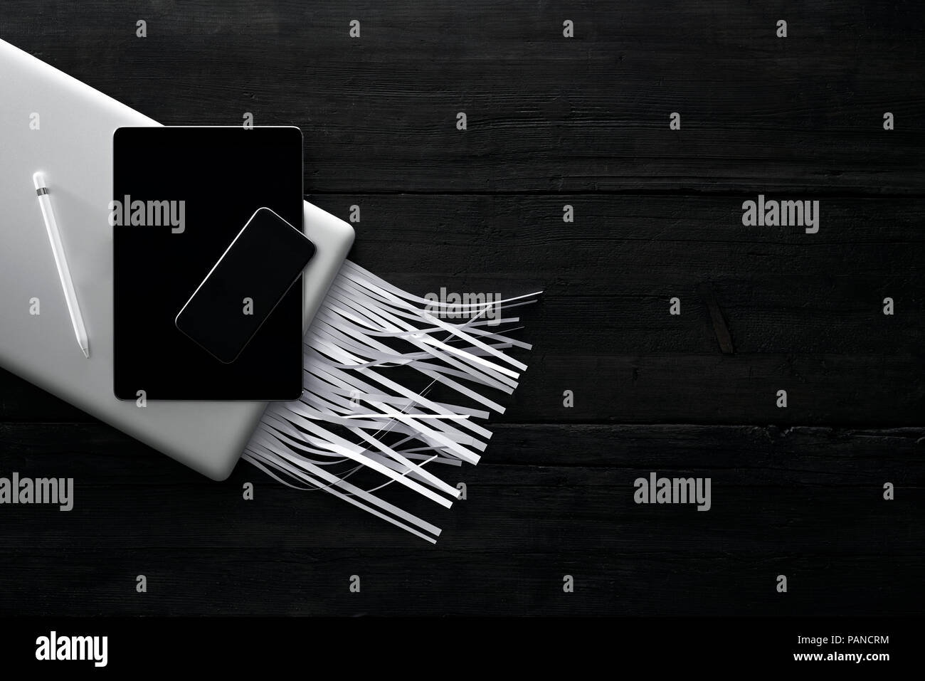 La oficina sin papeles, dispositivos móviles sobre fondo negro Fotografía  de stock - Alamy