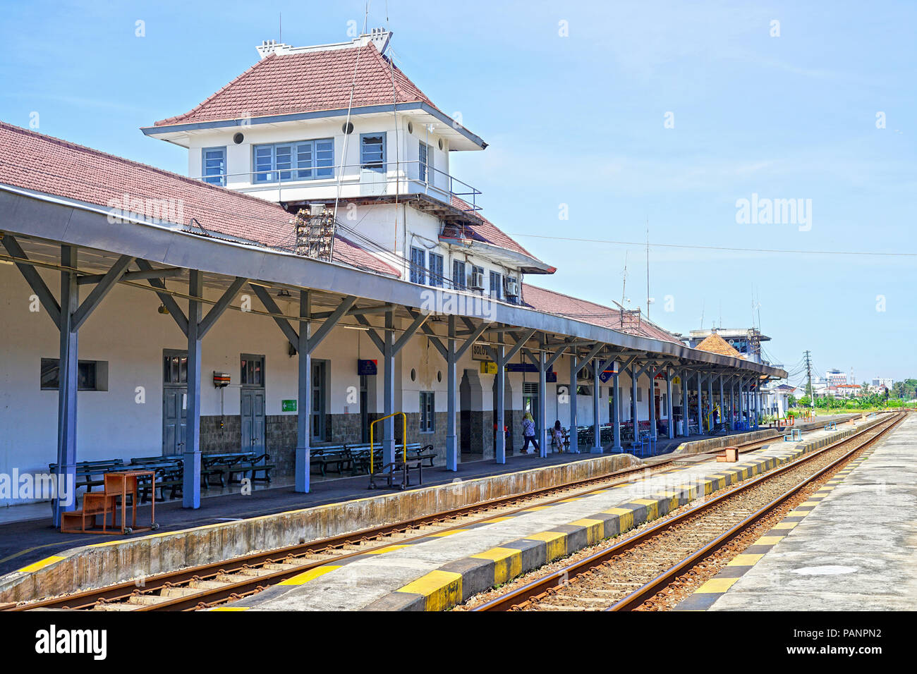 La estación de tren Balapan solitario, Surakarta, Java Central, Indonesia Foto de stock