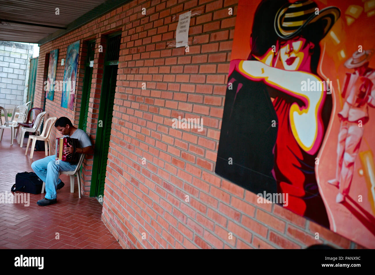 Andrés "Turco" Gil por la academia de acordeón entrena a los niños pequeños en la música de vallenato, muchos de ellos son refugiados de la violencia o que viven en la pobreza Foto de stock
