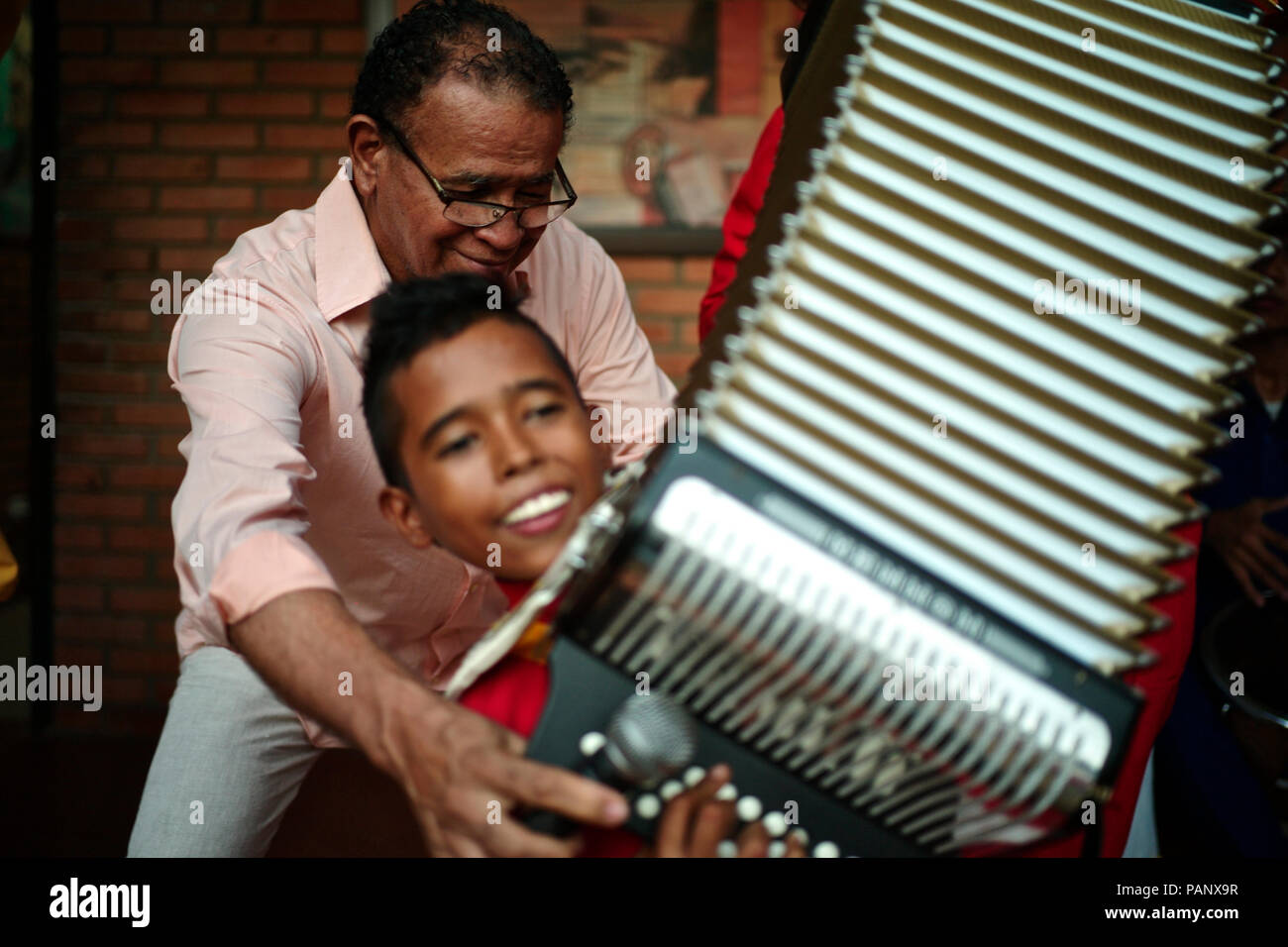 Andrés "Turco" Gil por la academia de acordeón entrena a los niños pequeños en la música de vallenato, muchos de ellos son refugiados de la violencia o que viven en la pobreza Foto de stock